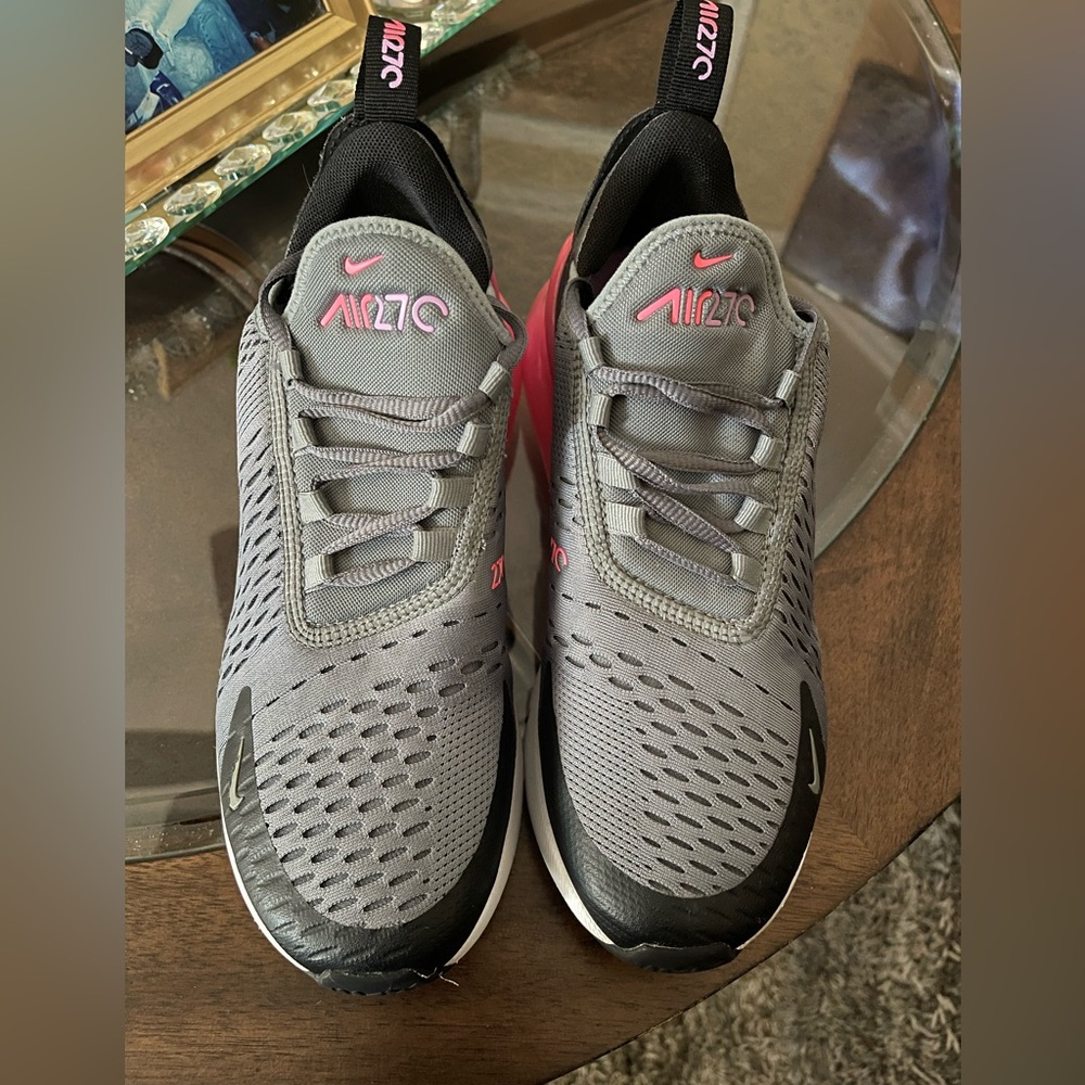Big kids 6.5 Nike air 270 pink and gray good condition
